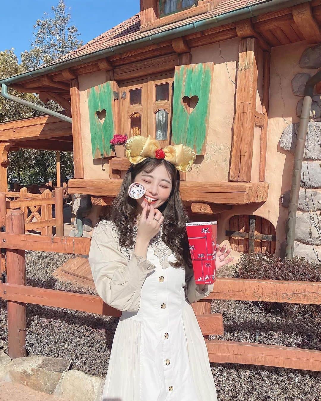 のインスタグラム：「. お誕生日ディズニー🏰🌹 . ネット予約頑張って 土曜日取ったみたい👼 . 早速バレンタインにもらった 指輪付けてみてる💍✨ かわいい( ˙-˙ )💘💕 . バースデイシール落としまくって 粘着力無さすぎたからもう顔面。 . . . #tokyodisneyland#beautyandthebeast#tokyodisneyresort#tdl#disneyig#東京ディズニーランド#ディズニーランド#美女と野獣#新エリア#新エリアオープン#美女と野獣魔法のものがたり#魔法のものがたり#ラタベルヌドガストン#ファンタジーランド#ベルコーデ#ベルバウンド#迪士尼乐园#東京迪士尼樂園#迪士尼樂園#誕生日ディズニー」