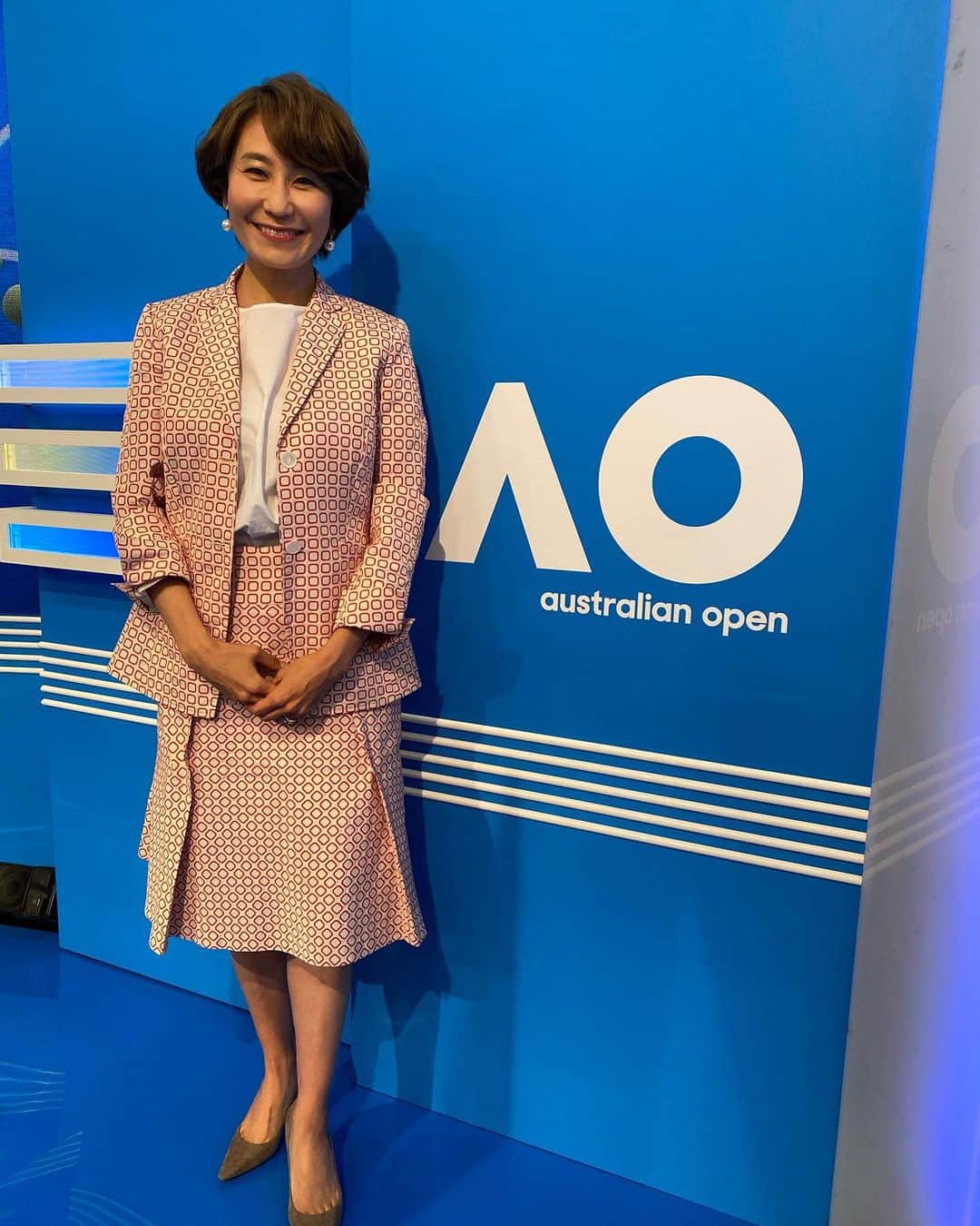 森上亜希子のインスタグラム：「大坂選手、強い‼️強すぎる‼️  Brady選手も随所に素晴らしいプレーが見られましたが、要所要所で大坂選手の強さが光りましたね‼️  改めて、大坂選手おめでとうございます‼️  そして、残念ながら負けてしまったBrady選手は2週間の完全隔離の後ですから、それはそれは本当に素晴らしい戦いでした。  やっばり、テニスは良いな‼️ 皆様、ありがとうございました‼️  本日の衣装です。  Styling by @mari_takarada   #cividini  #tennis #nhk #テニス #解説」