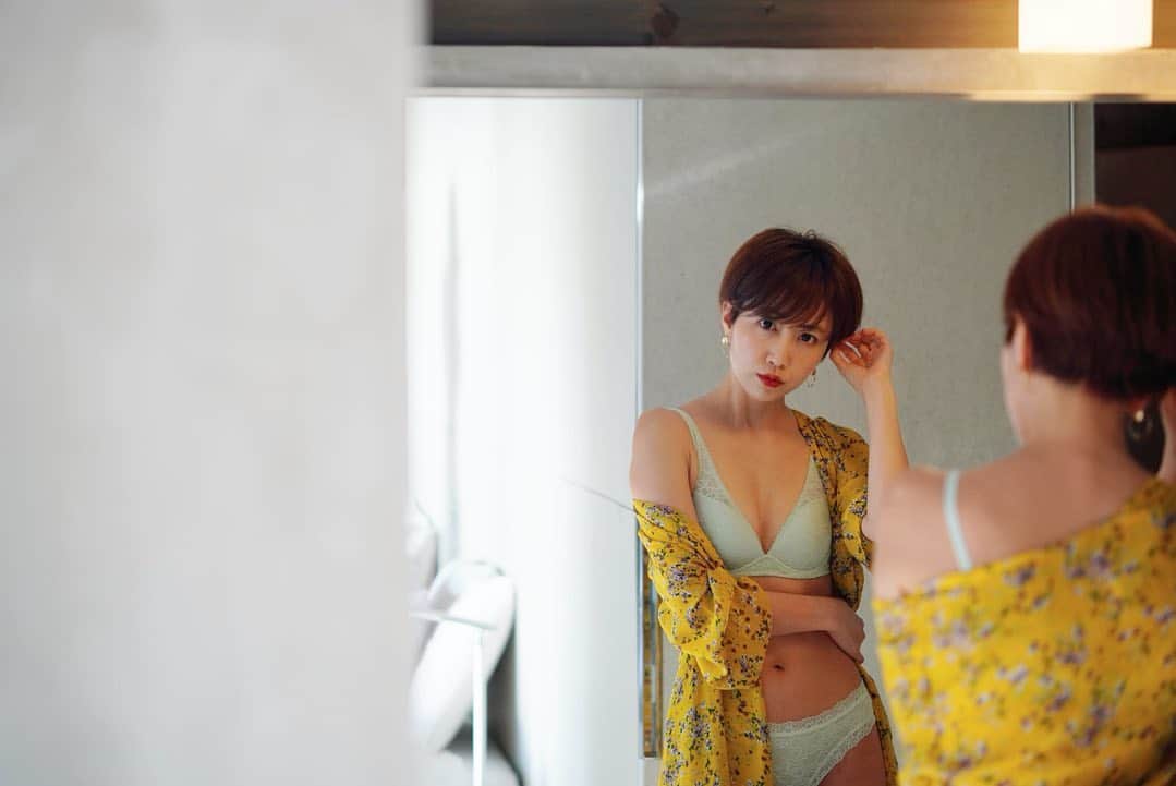渡辺由布子のインスタグラム：「🧚🏻  きみから見えてる景色。  ✂︎ #haircut #shorthair  #backnumber  #襟足がぱっつん　 #節子ヘア  👙 @uniqlo_ginza  #UNIQLO  #bra  #ユニクロ  #ユニブラ #アガるワイヤレス #おうちブラ #ワイヤレスブラ #ワイヤレスブラシェイプリフト #uniqloginza2021SS #UNIQLO2021SS #ユニクロ21春夏何買った  #PR   📸 #sonyalpha  #6400」