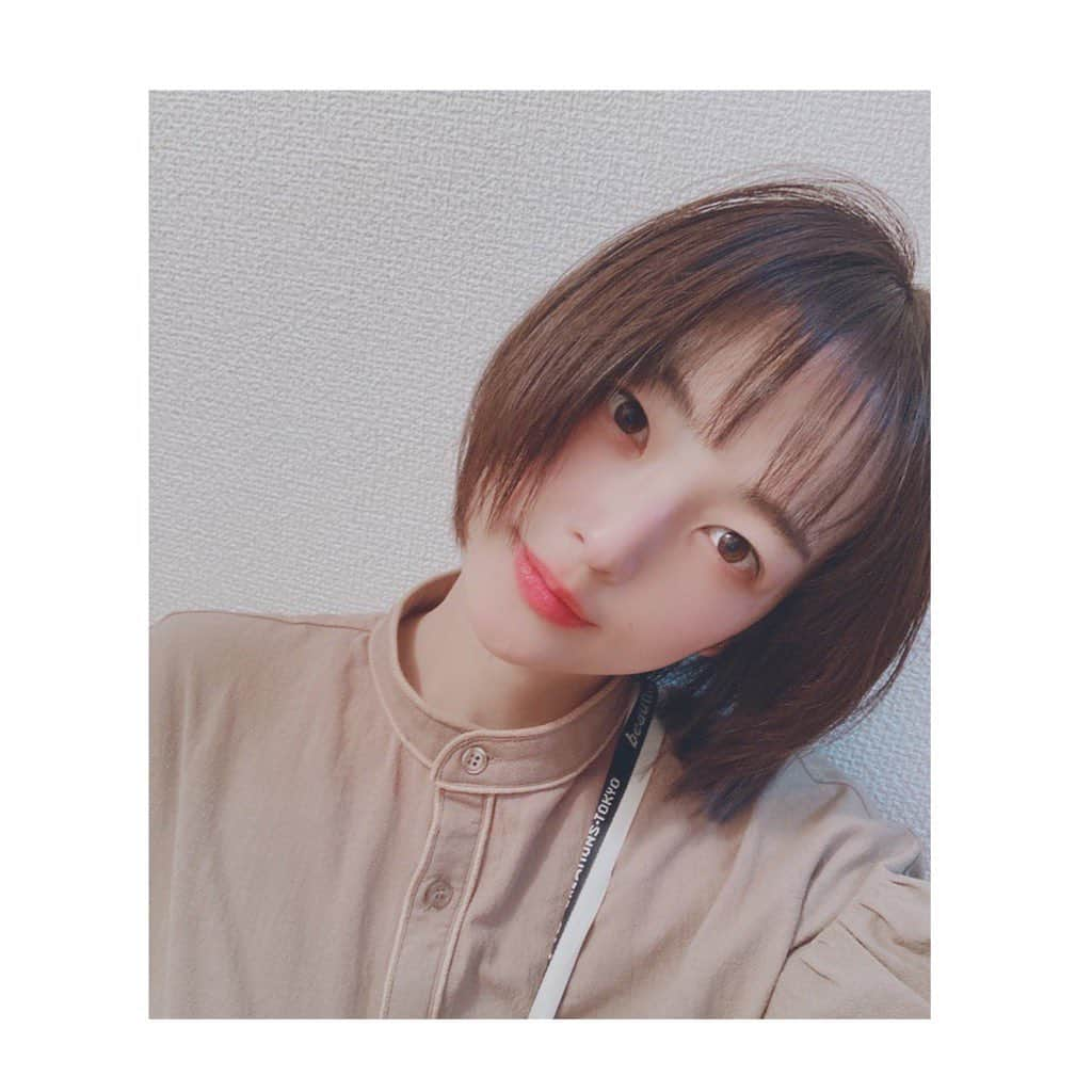 小森真理子さんのインスタグラム写真 - (小森真理子Instagram)「ショートにしました。 髪の毛乾かすのが早くなって最高です  ショートに合う、新しい春っぽいお洋服ほしいぜ」2月20日 21時49分 - mariko_hiki_komori