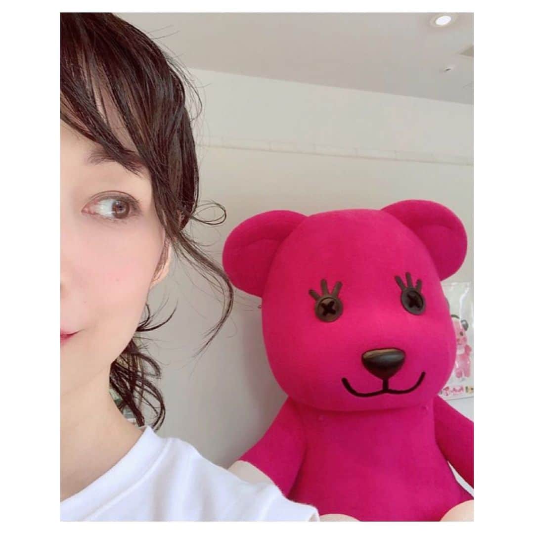のインスタグラム：「過去の写真を見ていて  このクマさんすごく懐かしいのに名前が出てこなくて💦  検索すればすぐにわかるけど、なんか悔しくて必死に思い出そうとした  けど…ムリでした🧠  ポストペットのモモでしたね💗  「ピンクのクマ」で、検索したらすぐに出てきました  #過去pic #ポストペット #懐かしい #宝塚og #元宝塚」