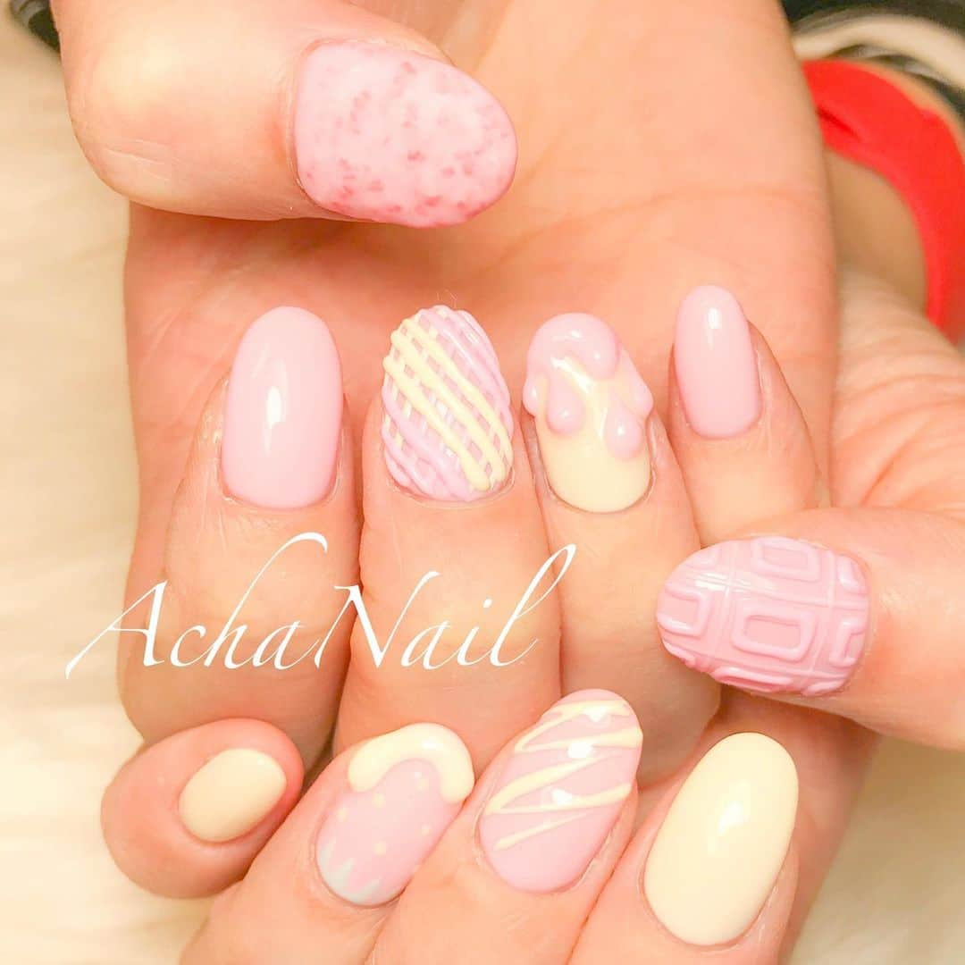 AchaNailのインスタグラム：「ストロベリーチョコネイル🍓﻿ ﻿ https://ameblo.jp/acha-nail/entry-12657928097.html﻿ ﻿ #ネイル #ジェルネイル #フィルイン #フィルイン導入サロン #南池袋 #池袋 #池袋ネイルサロン #ネイルデザイン #チョコネイル #チョコレートネイル #バレンタインネイル #バレンタイン #ガーリーネイル  #ストロベリーチョコ #ピンクネイル #紗々ネイル #いちごネイル #locari #Nails #AchaNail #NailStagram #InstaNails #Nailart #JapaneseNailart #NailDesign #Gelnails #kawaii #네일 #日式美甲 #自分チョコ」