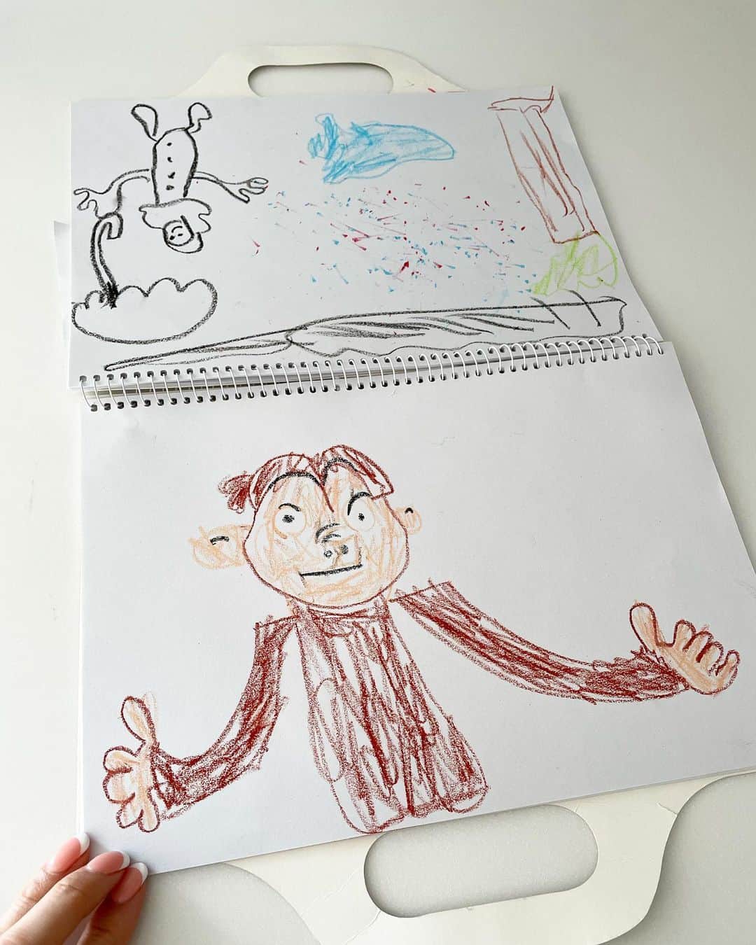 吉原珠央さんのインスタグラム写真 - (吉原珠央Instagram)「何のキャラクターでしょう？  朝、TVを見ながら息子が描いた「おさるのジョージ」でした。  なんなのでしょう！この何か強く訴えかけてくるものは😆  子供たちの絵を見るのは、私の楽しみの一つ♡  #土曜日の朝 #絵 #絵を描いたり #絵本を作ったり #自由に #遊ぼう」2月20日 21時46分 - tamaoyoshihara