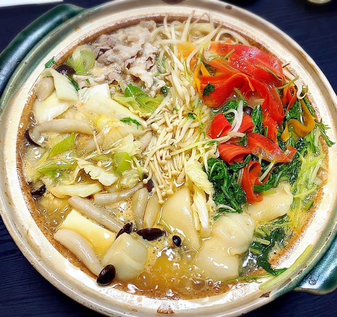 とぎもちさんのインスタグラム写真 - (とぎもちInstagram)「.﻿ ﻿ 【おうちごはん 집밥】﻿ ﻿ 実家の母のごはん🍚✨﻿ ﻿ 今日は﻿ とんこつしょうゆ鍋！﻿ ﻿ 学生の頃から大好きな﻿ とんこつしょうゆ鍋つゆの素使いました♪﻿ ﻿ 味濃いめのとんこつスープ😍😍﻿ ﻿ シメのラーメンがまた最高🤤💓💓﻿ ﻿ .﻿ #とんこつしょうゆ鍋 #とんこつしょうゆ鍋つゆ #シメのラーメン #おうちごはん  #実家のごはん #鍋の素 #톤코츠쇼유나베 #집밥  #먹스타그램 #토기모치 #とぎもちkorea #とぎもちおうちごはん  #とぎもち実家ごはん #とぎもちとんこつしょうゆ鍋」2月20日 21時58分 - togistagram