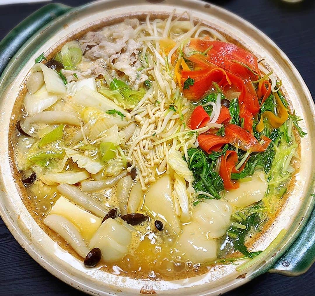 とぎもちさんのインスタグラム写真 - (とぎもちInstagram)「.﻿ ﻿ 【おうちごはん 집밥】﻿ ﻿ 実家の母のごはん🍚✨﻿ ﻿ 今日は﻿ とんこつしょうゆ鍋！﻿ ﻿ 学生の頃から大好きな﻿ とんこつしょうゆ鍋つゆの素使いました♪﻿ ﻿ 味濃いめのとんこつスープ😍😍﻿ ﻿ シメのラーメンがまた最高🤤💓💓﻿ ﻿ .﻿ #とんこつしょうゆ鍋 #とんこつしょうゆ鍋つゆ #シメのラーメン #おうちごはん  #実家のごはん #鍋の素 #톤코츠쇼유나베 #집밥  #먹스타그램 #토기모치 #とぎもちkorea #とぎもちおうちごはん  #とぎもち実家ごはん #とぎもちとんこつしょうゆ鍋」2月20日 21時58分 - togistagram