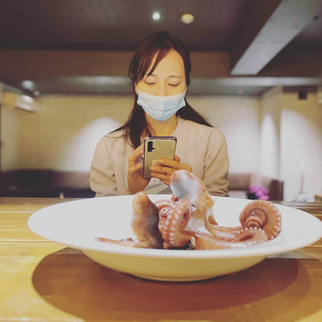 岸田彩加のインスタグラム：「タコと私🐙 いつの写真か忘れましたが、なんか面白かったので🐙 ・ #タコ #たこ #たこ焼き #食べたい #アナウンサー #フリーアナウンサー」