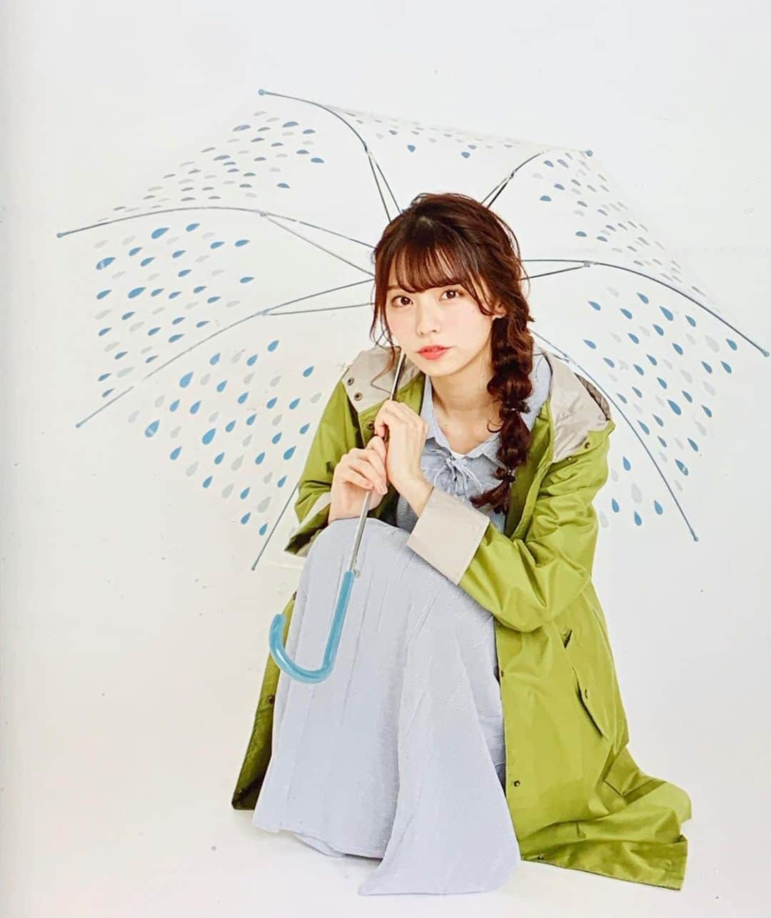 のインスタグラム：「. レインコート☔🐸 . . 写真整理してて見つけた だいぶ前の生写真のアザーカット🙆🏻‍♀️ . 載せてないのいろいろあったから これから載せていこうかな☺️💭 . . ラストアイドルの公式アカウントが 開設されました🎠💫 . ぜひフォローしてね（*＾＾）/ @lastidol_official  . . #レインコート #雨の日コーデ #傘 #ワンピース #ワンピースコーデ #ラストアイドル #篠原望」