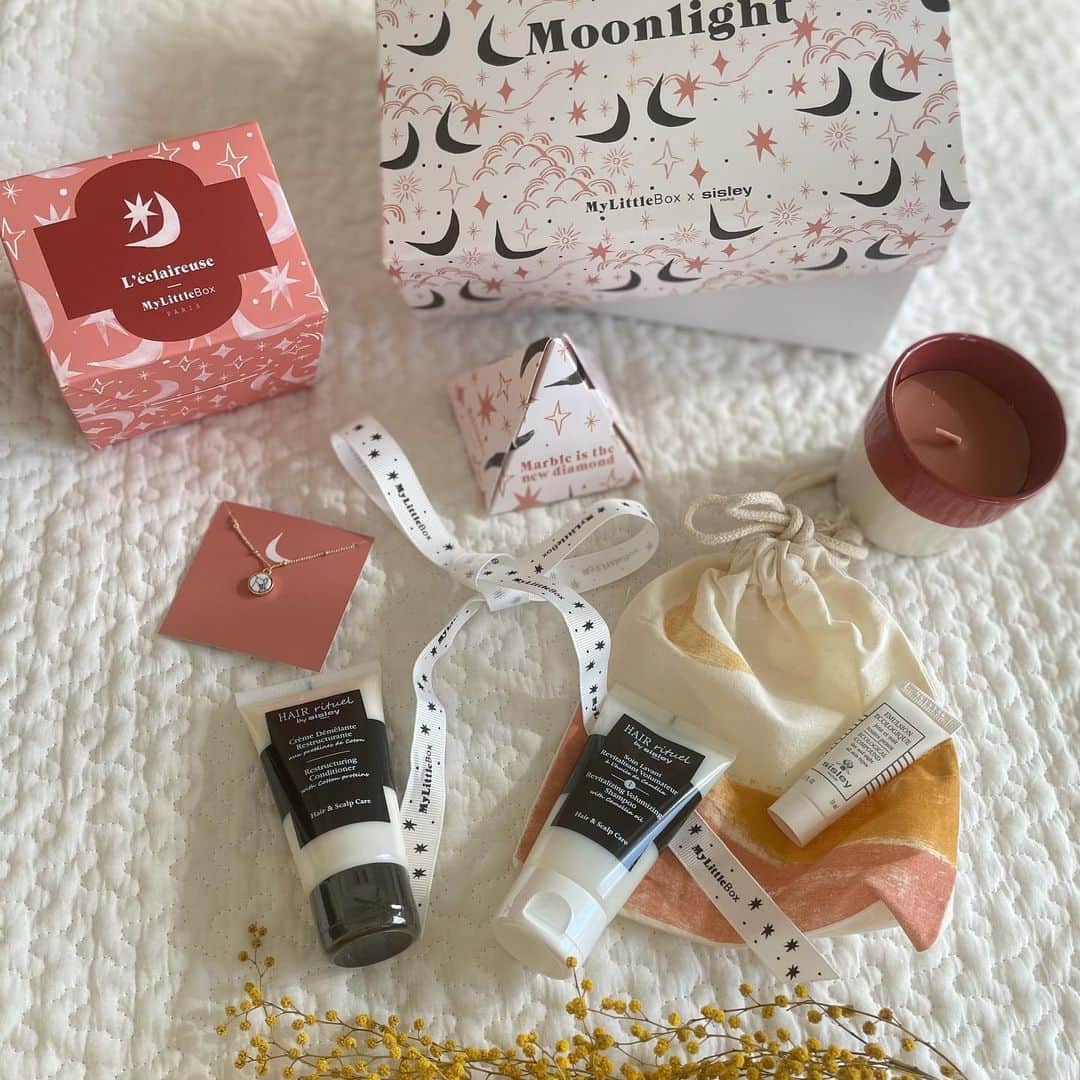三佐和あやのインスタグラム：「今月の @my_little_box_japan は @sisleyparisofficial  コラボ💛  たくさんのワクワクとサプライズを届けてくれる フランス生まれのサービス！ パリのエスプリが詰まったBOXを、毎月テーマが楽しみなの🤲🎁  ☽ ヘア リチュアル by Sisley のシャンプー＆コンディショナー  ☽ エコロジカル コムパウンド by Sisley  厳選した植物原料から抽出した成分を、絶妙なバランスで配合し作られた美容乳液  ☽ Originally アロマキャンドル   ローズマリーの爽やかなハーブの香り🌿 心を落ち着かせ、集中力を高めてくれそう  ☽ Originally ネックレス  ポジティブなエネルギーをもたらすといわれている、ホワイトマーブルのネックレス  アロマキャンドルも ネックレスもさっそく嬉しくて試しちゃった🥺❤️ #mylittlebox  https://www.mylittlebox.jp/box  #おきが #おきがくらぶ #おきが倶楽部 #コスメ #ギフトボックス #バッグの中身 #ポーチ #ポーチの中身   #楽しすぎ ⤴︎⤴︎   #自分へのご褒美」