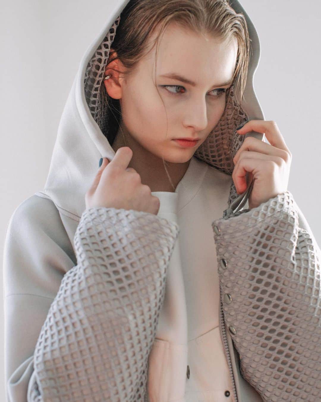 AULA AILAのインスタグラム：「【AULA AILA 2021 SS COLLECTION】  MESH LAYERED ZIP HOODIE  OFF WHITE/GRAY/BLACK SIZE:0 ¥18,000   ✔️OFFICIAL WEB STOREにて好評発売中。」
