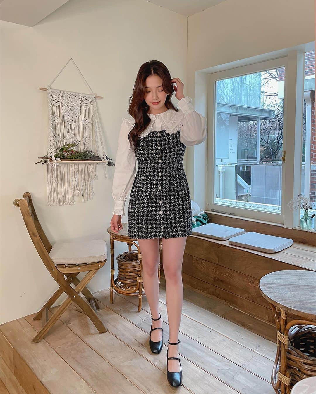 Chuuのインスタグラム：「데이트룩부터 하객룩으로 입기 좋은 트위드 미니 원피스❣️ 단정한 핏으로 분위기 있는 곳과 잘 어울리며 슬림한 핏으로 예쁘게 착용 가능한 트위드! 고급스러운 느낌으로 무드 있는 날 스타일리쉬하게 연출해보세요💕  #chuu#츄#데이트룩 #lovely_daily_look_chuu」