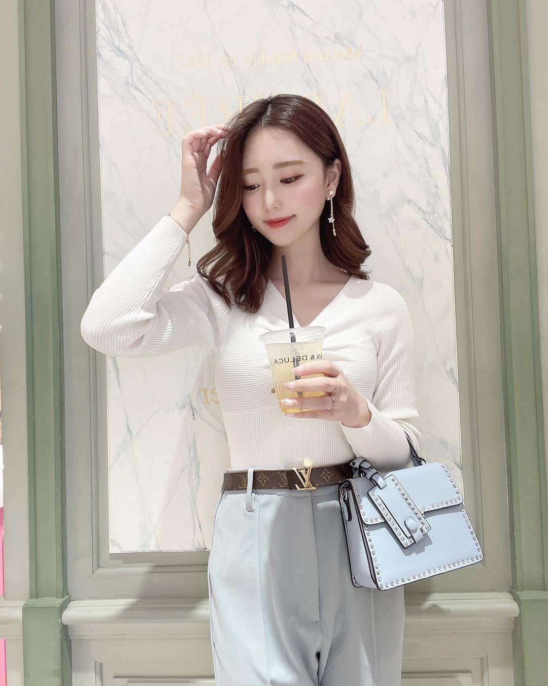 のインスタグラム：「今日は撮影とカフェ巡りしたよ☕💭♥  インスタライブでcode見せてった多かったから 貼っとくね、水色のパンツGetしたんだけど 春にめちゃ使えそう！🐋♥  #ootd」