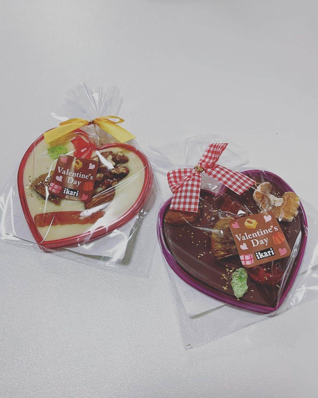 のインスタグラム：「明日2/21(日)21時〜 『チョコスタライブ🍫』  2月21日21時やー♪  皆さんに頂きましたチョコを紹介しつつ食べながら喋りましょー🤎  DINEIGEの方は日比谷シャンテの新商品などなど。。 @dineige_dai   結構毎日チョコ食べててなくなったやつとか半分くらいのやつとかあるけど🤣  この時間の方が見やすいのかな🤔 と思ったので明日も遅めだけど是非遊びにきてね(^○^)  #宝塚 #バレンタイン #雪組 #チョコレート  #チョコスタライブ」