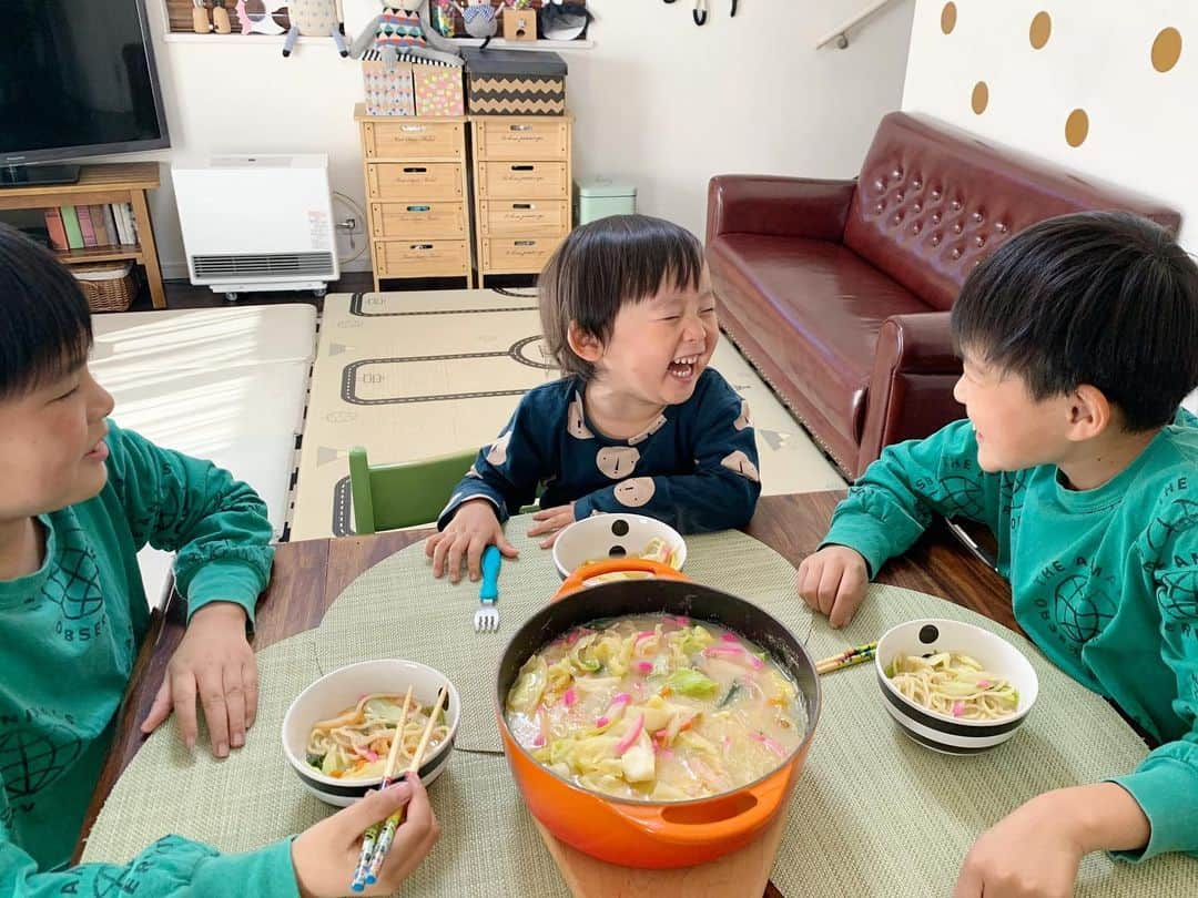 ᴋᴀɴᴀᴋöのインスタグラム：「今日のお昼は、おうちで ちゃんぽん🍲 お鍋みたいにして、ワイワイ食べたよ😋💕 * @umaichanpon の本格ちゃんぽんセットは、カットした野菜からスープまで 全て真空冷蔵で届くので、調理も簡単でした😆💯✨ * 外食も なかなか行けないから... お取り寄せグルメ🍽を、🏠で みんなで楽しむのもいいよね🧡 * 野菜もたっぷりで美味しかったです😋💕 #たけんこ#みなまた#お取り寄せラーメン#ちゃんぽん麺#野菜たっぷりちゃんぽん#簡単便利#野菜たっぷり#PR」