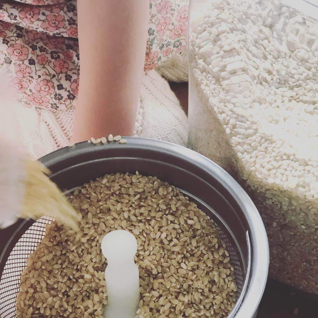 松尾翠さんのインスタグラム写真 - (松尾翠Instagram)「精米をしてたら  ちびたちが  「なぁにしてんの〜」🙂🙃  ぬおっとぉぅ！  きてしまった！  安定のやりたぁーい 発動😂  軽快に移し　こぼしまくるボンバー先輩 ＆ お米をひたすら手につけてもみこする手下・ボー  おねえもやってきて  「すりきりは私がしたい！」  いや、やつらの手法に すりきりはなさそうだぞ・・・  なんだか盛り上がりをみせていた  本日の精米タイムでした🤣✨  玄米は 7分付きか6分付きに精米して 米ぬかも色々つかいます😍  お風呂に入れたり　食べたり🙃  今日も一日 それぞれの持ち場で お疲れ様でした♡  ねむいねむいzzz  #おうち精米  #やつらがきたぞー  #米好き  #米ぬか  #台所しごと  #こどもと暮らす  #おままごと  #ボンバーとボー」2月20日 21時59分 - midori.matsuo_official