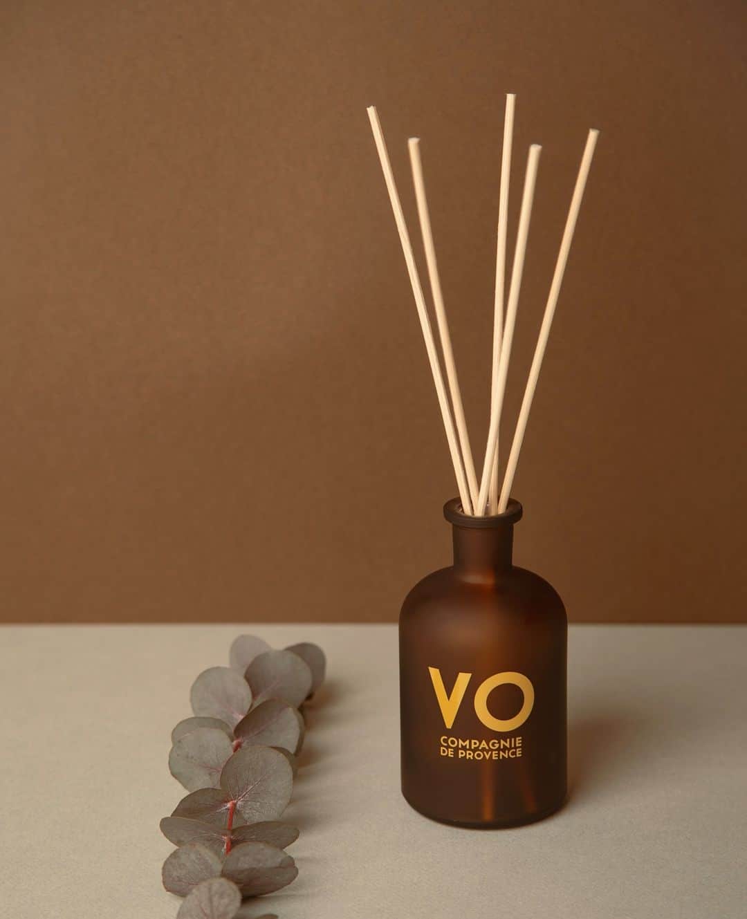 カンパニードプロバンスのインスタグラム：「Véritable objet de décoration, ce diffuseur de parfum en verre laqué ambré offre une expérience olfactive unique 👃 Sa concentration élevée en parfum permet une rémanence optimale dans toutes les pièces de la maison et une diffusion du parfum pendant plusieurs semaines 👍 Notre petit tips? Retournez les tiges pour réactiver le parfum !⁠ --⁠ This amber lacquered glass fragrance diffuser offers a unique olfactory experience 👃 Its high concentration of perfume allows optimal persistence in all rooms of the house and diffusion of the fragrance for several weeks 👍 Our little tip? Flip the stems to reactivate the scent!」