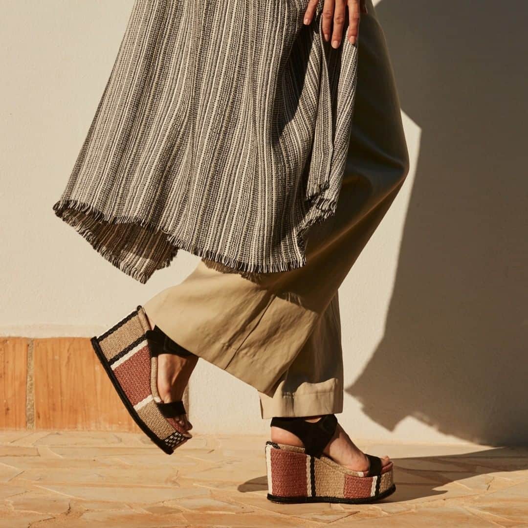 ペドロガルシアのインスタグラム：「Lend your looks a little boho energy with these graphic linen wedges. Style: Danu/ ‘faux’ buckle wedge sandal in black castoto suede. #pedrogarciashoes #madeinspain」