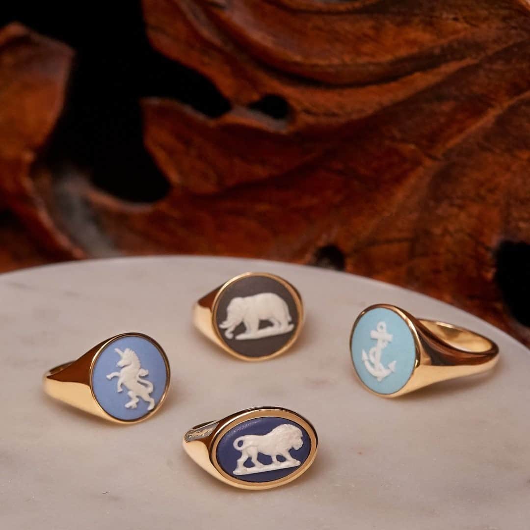 のインスタグラム：「New at Liberty: We welcome new handmade designs from North London-based jewellery brand @FerianEngland. Using metals selected from 80% recycled sources, the brand creates Wedgwood-set rings bringing new life to vintage motifs. Discover online via our bio. #LibertyLondon」