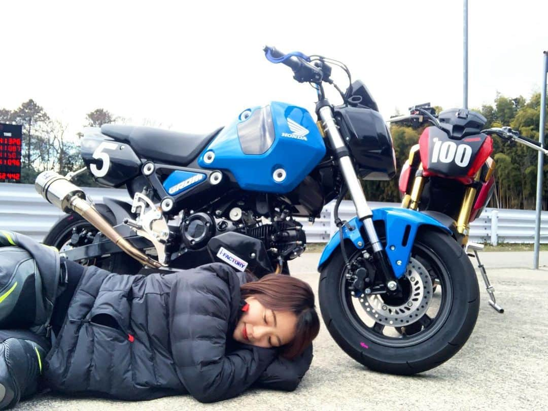 平嶋夏海さんのインスタグラム写真 - (平嶋夏海Instagram)「新型GROMとお昼寝😴 #平嶋二輪 #バイク女子 #webオートバイ #オートバイ女子部 #honda #grom #honda #hondagrom #dainese」2月20日 22時01分 - natsuminsta528