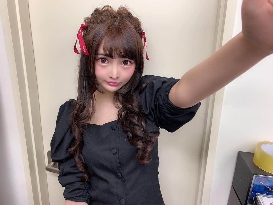 のインスタグラム：「第2回 #みっぴぃな オンラインイベントありがとうございました！  絵しりとりやルーレットではしゃぎすぎた、喉痛い、喉痛い、愛おしいよこの痛み....！！！！！  なでなで風の写真です。なでなでするのでこれからも宜しくお願い致します。  #AV女優 #跡美しゅり」