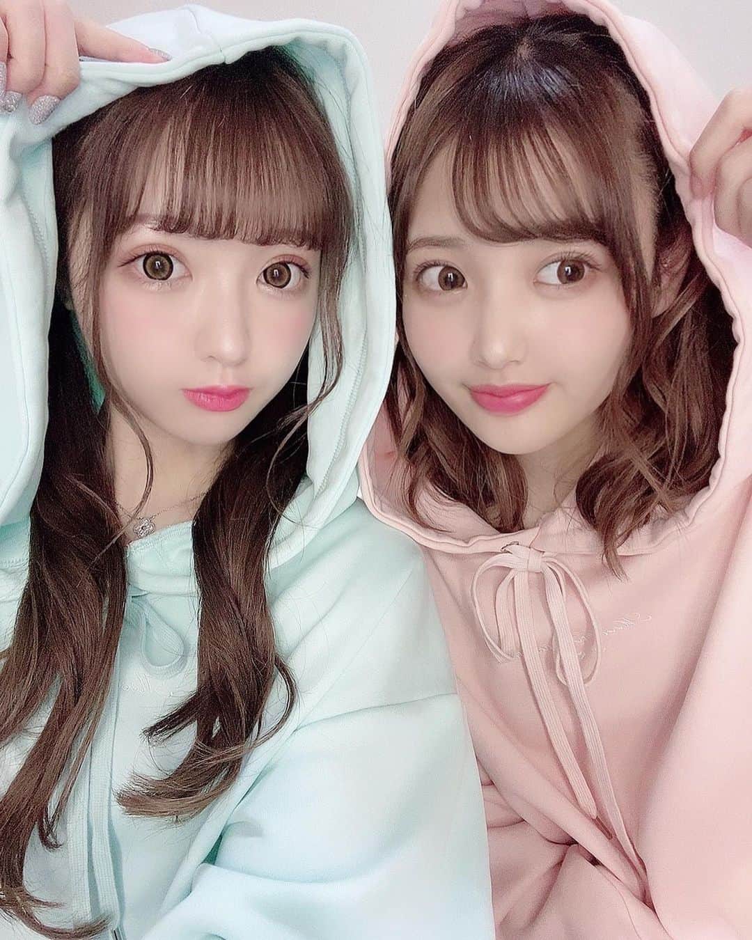 田尻あやめのインスタグラム：「🎀テーマは地雷双子🎀 パーカーはエムミーエメの新作のやつを色違いで着たの🥰可愛くない？♡  　#mmeeme  #ふたごコーデ」
