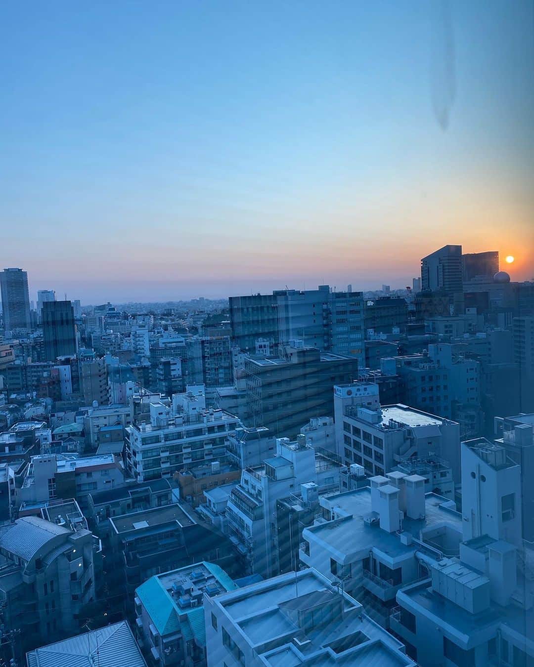 ヒカル（はやぶさ）のインスタグラム：「#夕陽 #夕日  #綺麗 #景色 #東京 #感謝  今日も一日ありがとうございました☺️ ファンの皆さまに、改めて感謝いたします！」