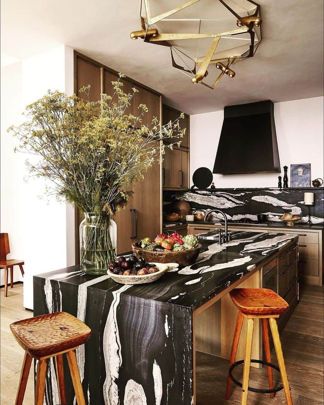 Homepolishのインスタグラム：「The perfect breakfast into brunch spot. @immoniquegibson created a unique (and stain proof) spot for her cook client using a mix of textures and colors.   Photo: @wabranowicz   Check out the full story in February’s @archdigest」