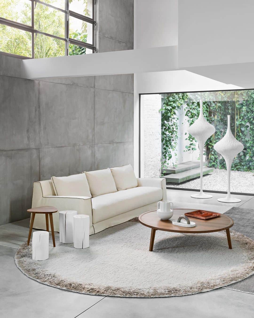 GERVASONI JAPAN / ジェルバゾーニ ジャパンのインスタグラム：「【 New Collection 】   Sofa : LOLL 14 Design : @paola.navone   【お問い合わせ先】 南陽オモビト株式会社 / GERVASONI TOKYO  〒107-0062 東京都港区南青山4-18-16 フォレストヒルズWESTWING B1 TEL：03-5413-3274 MAIL：info@gervasoni.jp  #gervasoni #GervasoniTokyo #paolanavone #interior #interiordesign #madeinitaly  #ジェルバゾーニ #ジェルバゾーニトーキョー #インテリア #イタリア家具 #ソファ #椅子 #テーブル #お洒落」