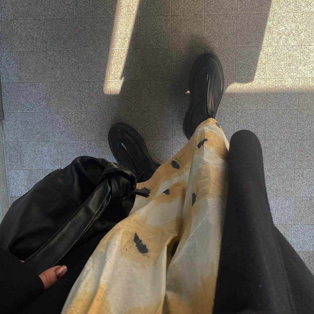 水野里砂のインスタグラム：「@seanewyork 🌻  #riririのあしもと」