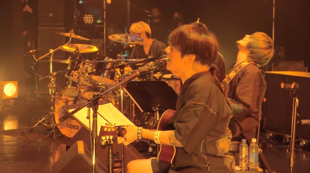 のインスタグラム：「3rdフルアルバム「Between the Black and Gray」リリース後、セミアコースティックライブ形式で開催された「Semi Acoustic Live Tour 2020」ツアーファイナルとなる12月2日 Zepp Tokyoで行われたライブより、「Borderland」「彼は誰の夢」「グラニート」の3曲を公開しました！ （2022年2月19日まで視聴可能です）  ＊本映像はスペースシャワーTV協力のもと撮影され、2021年1月30日 (土) 特別番組「MONOEYES SPECIAL 2020」でオンエアされた映像となります。  MONOEYES “Semi Acoustic Live Tour 2020” Final at Zepp Tokyo  https://youtu.be/PTRQ3nbjpbI  Instagramストーリーからもご覧いただけます。  #monoeyes」