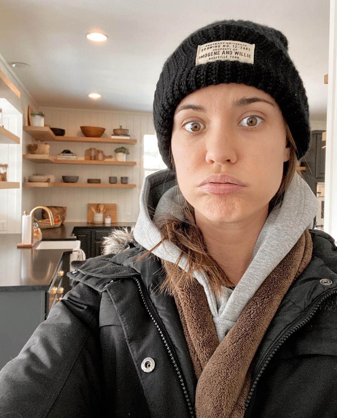 オデット・アナブルのインスタグラム：「A thermal, a sweatshirt, a robe, a parka and a beanie was what it took to keep warm INSIDE of our home. Wearing a mask on the one walk we took was protection from the bitter cold, not from the virus. I’m sharing  because we were THIS cold while being one of the fortunate ones that still maintained our power. Millions of Texans were not as lucky and that includes my family who was without power for over 4 days huddled by their fireplaces and Charlie’s teacher who decided (after three days of no power,) to brave the weather and walk over 2 hours in the snow to be with family that had power. The roads were a sheet of ice, the grocery stores were empty. This was catastrophic and now we deal with the fall out as the sun slowly heats this state back to normalcy. We are donating to help. So many STILL are without power and water. You can click on the link in bio for more information and also visit @austinmutualaid. They have a direct Venmo for those of you who have the means to help. ❤️」