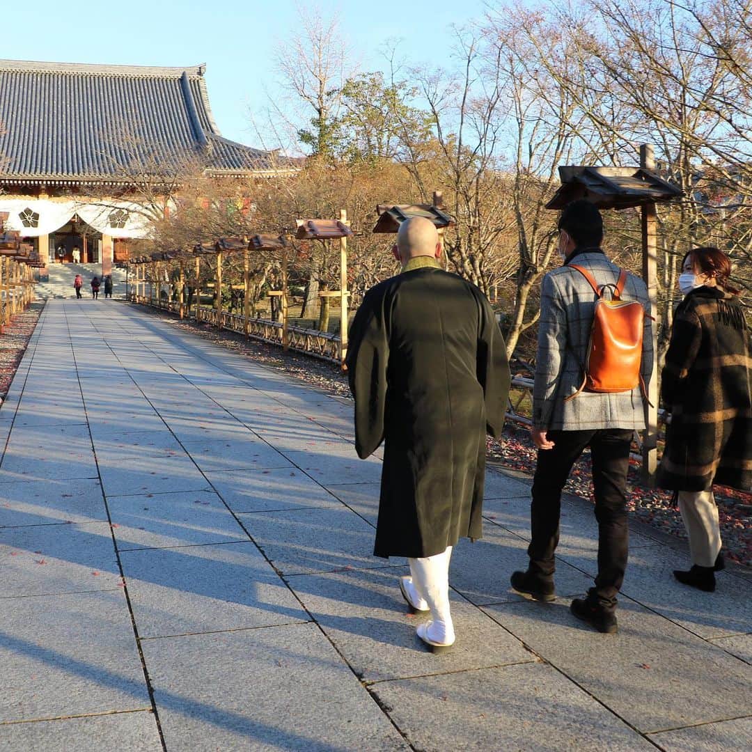 テレビ大阪「おとな旅あるき旅」さんのインスタグラム写真 - (テレビ大阪「おとな旅あるき旅」Instagram)「今日のおとな旅あるき旅（テレビ大阪）は、魅力再発見！京都 東山で歴史と美食さんぽです。 ※昨年12月に撮影したものです。  絶景の将軍塚周辺から、祇園の隠れ家割烹で京都らしい会席ランチ、断面萌えのフルーツサンド、番組初訪問の歴史あるお寺で国宝めぐり、など冬の京都を満喫します。  まだ旅に出るのは少しガマンですが、今週もお家でお楽しみください！  今日18:30〜  #おとな旅あるき旅#テレビ大阪#三田村邦彦#川北円佳#京都#東山#将軍塚#祇園#路地裏#割烹#フルーツサンド#断面萌え#あじき路地#智積院#長谷川等伯#国宝#水だき」2月20日 13時12分 - tvo.otonatabi
