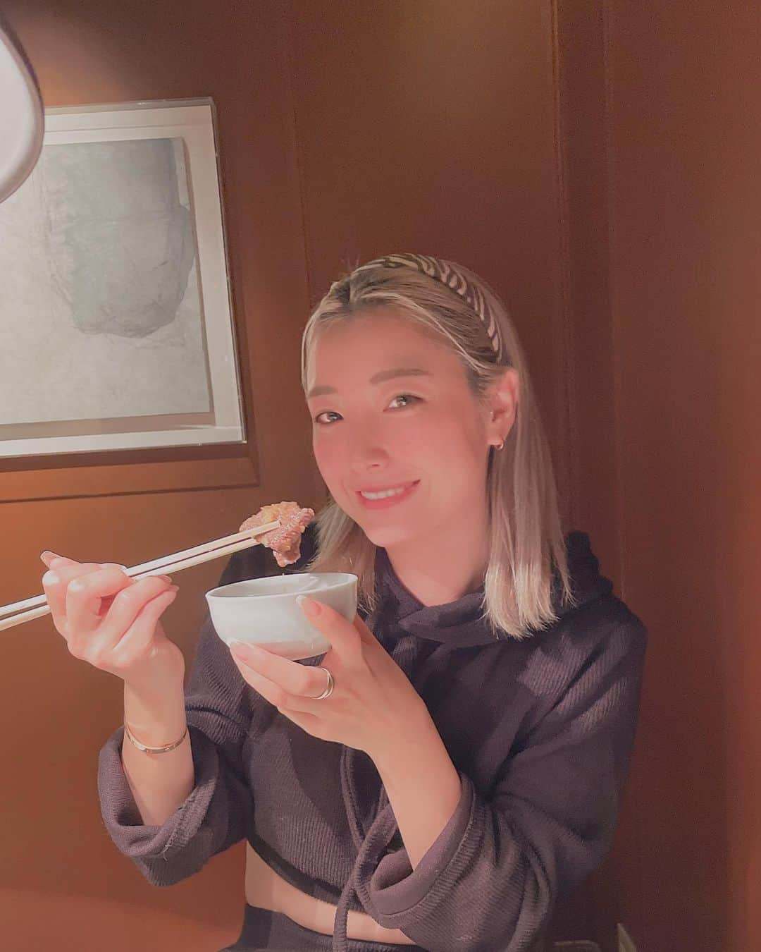 木下優樹菜さんのインスタグラム写真 - (木下優樹菜Instagram)「トレーニングしていて 食事管理も初めてやってるから 赤身のお肉は食べた方が良いみたいで タン塩🧂祭りではなく赤身🥩を 頂きました🤤 気づけば11年通ってる#東海亭　さん  仲良し東海亭店主高林さんと 真面目な話したり楽しい時間は あっとゆーまでーしたんっ🌈  #飲食応援団」2月20日 13時13分 - yukina1204xoxo