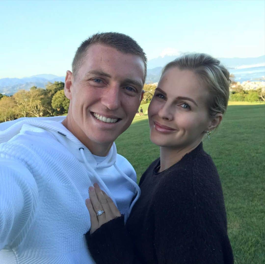 ミッチェル・デュークのインスタグラム：「Happy Birthday to this stunner 😍🔥 luckiest man in the world to be able to call you my wife and the mother to my children and so proud of you holding things down over there in the UK! Another birthday apart but we will make up for it when we are back together ❤️🌎 have the best day! 32 now 👀👵🏼」