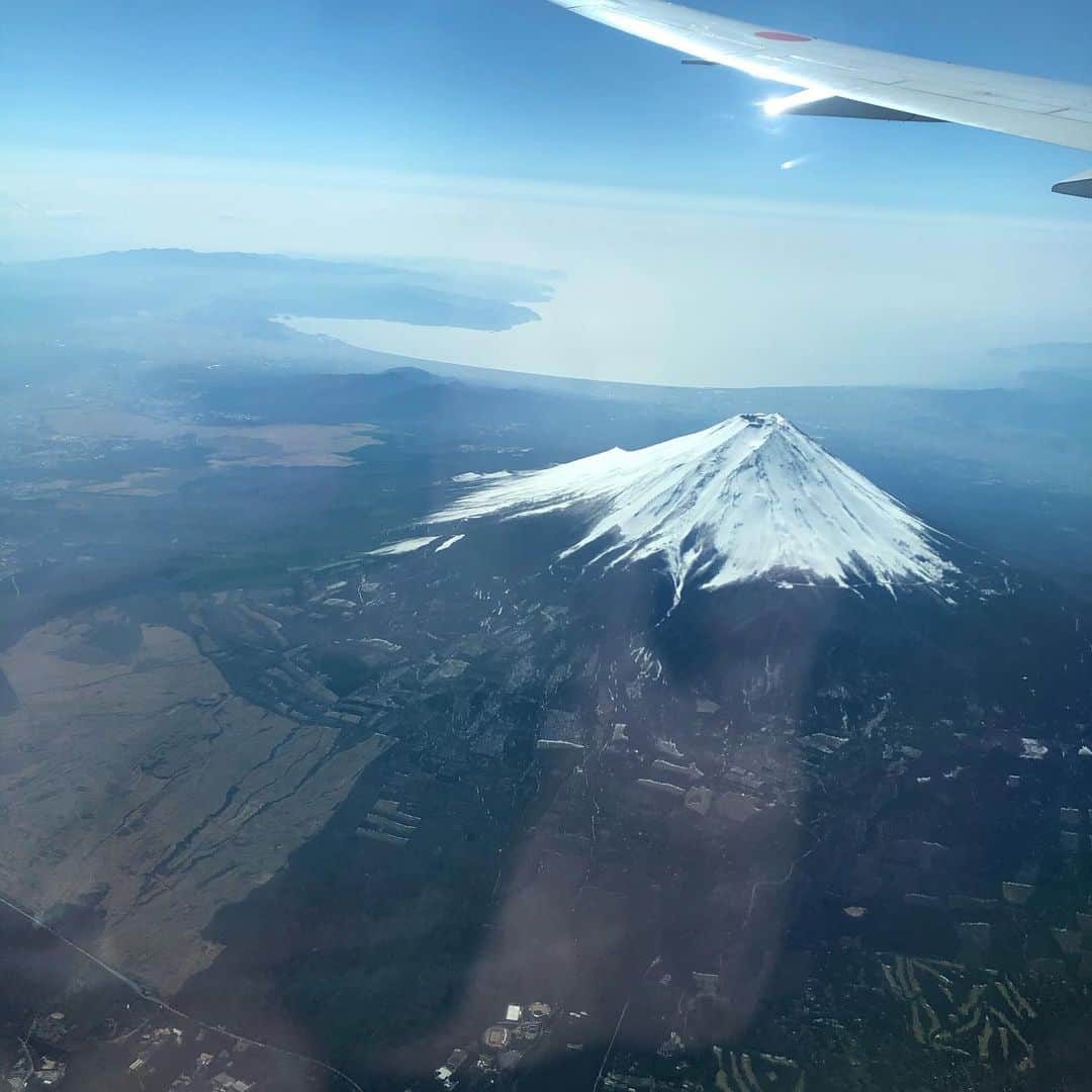 純名里沙さんのインスタグラム写真 - (純名里沙Instagram)「飛行機に乗るのはいつぶりだろう。。😭✈️✨ ・ 最高のお天気で期待してましたが、バッチリ真上から富士山を拝見🗻✨ 昨日の夕暮れ時もお姿が見られて、幸先良いなぁと思っていたら、今日も拝めるなんて本当に嬉しい🤲✨☺︎✨ ・ 有り難い気持ちになれるのは、神さまが宿っているからなのでしょうか、、はたまた、美しさがそう思わせるのでしょうか。。✨ ・ 鹿児島も晴天の予報☀️✨ 春の訪れとともに歌ってまいります♪♪♪ ・ #富士山 #mtfji #美しい #富士山好き #純名里沙  #鹿児島 #阿久根市 #コンサート #晴天 #久しぶりの飛行機✈️」2月20日 13時17分 - risajunna3158