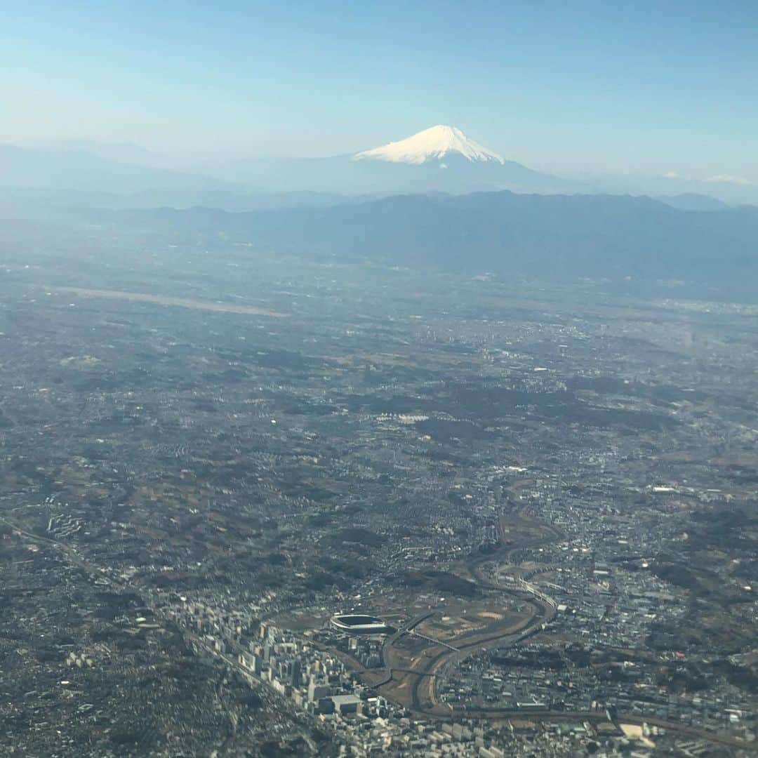 純名里沙さんのインスタグラム写真 - (純名里沙Instagram)「飛行機に乗るのはいつぶりだろう。。😭✈️✨ ・ 最高のお天気で期待してましたが、バッチリ真上から富士山を拝見🗻✨ 昨日の夕暮れ時もお姿が見られて、幸先良いなぁと思っていたら、今日も拝めるなんて本当に嬉しい🤲✨☺︎✨ ・ 有り難い気持ちになれるのは、神さまが宿っているからなのでしょうか、、はたまた、美しさがそう思わせるのでしょうか。。✨ ・ 鹿児島も晴天の予報☀️✨ 春の訪れとともに歌ってまいります♪♪♪ ・ #富士山 #mtfji #美しい #富士山好き #純名里沙  #鹿児島 #阿久根市 #コンサート #晴天 #久しぶりの飛行機✈️」2月20日 13時17分 - risajunna3158