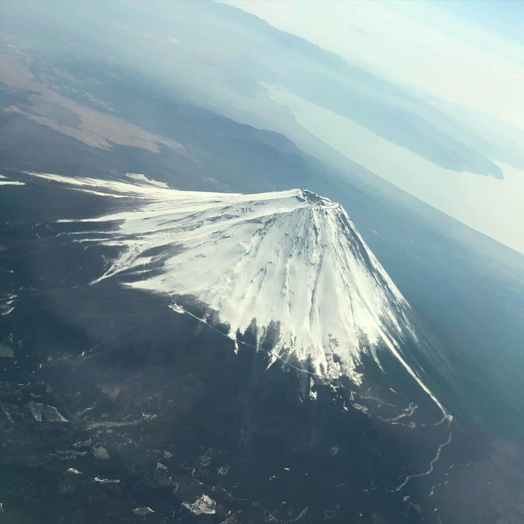 純名里沙さんのインスタグラム写真 - (純名里沙Instagram)「飛行機に乗るのはいつぶりだろう。。😭✈️✨ ・ 最高のお天気で期待してましたが、バッチリ真上から富士山を拝見🗻✨ 昨日の夕暮れ時もお姿が見られて、幸先良いなぁと思っていたら、今日も拝めるなんて本当に嬉しい🤲✨☺︎✨ ・ 有り難い気持ちになれるのは、神さまが宿っているからなのでしょうか、、はたまた、美しさがそう思わせるのでしょうか。。✨ ・ 鹿児島も晴天の予報☀️✨ 春の訪れとともに歌ってまいります♪♪♪ ・ #富士山 #mtfji #美しい #富士山好き #純名里沙  #鹿児島 #阿久根市 #コンサート #晴天 #久しぶりの飛行機✈️」2月20日 13時17分 - risajunna3158