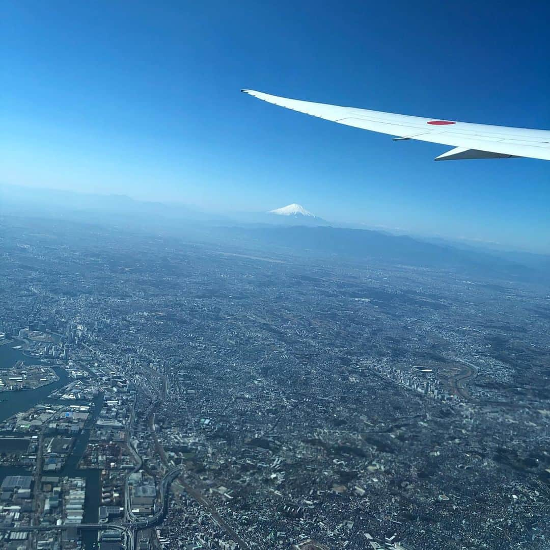 純名里沙さんのインスタグラム写真 - (純名里沙Instagram)「飛行機に乗るのはいつぶりだろう。。😭✈️✨ ・ 最高のお天気で期待してましたが、バッチリ真上から富士山を拝見🗻✨ 昨日の夕暮れ時もお姿が見られて、幸先良いなぁと思っていたら、今日も拝めるなんて本当に嬉しい🤲✨☺︎✨ ・ 有り難い気持ちになれるのは、神さまが宿っているからなのでしょうか、、はたまた、美しさがそう思わせるのでしょうか。。✨ ・ 鹿児島も晴天の予報☀️✨ 春の訪れとともに歌ってまいります♪♪♪ ・ #富士山 #mtfji #美しい #富士山好き #純名里沙  #鹿児島 #阿久根市 #コンサート #晴天 #久しぶりの飛行機✈️」2月20日 13時17分 - risajunna3158