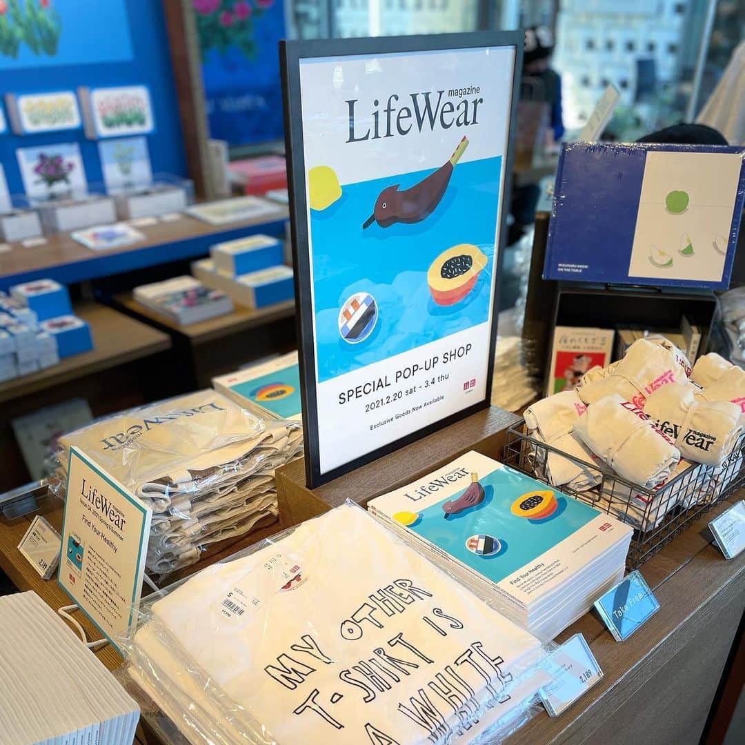代官山 蔦屋書店　DAIKANYAMA T-SITEさんのインスタグラム写真 - (代官山 蔦屋書店　DAIKANYAMA T-SITEInstagram)「.﻿ 【フェア】LifeWear magazine﻿ SPECIAL POP-UP SHOP﻿ 2021年2月20日(土) - 3月4日(木)﻿ 2号館1階 建築デザインフロア﻿ ﻿ 「Find Your Healthy﻿」  LifeWearは、あらゆる人の生活を、より豊かにするための服。﻿ 美意識のある合理性を持ち、シンプルで上質、そして細部への工夫に満ちている。﻿ 生活ニーズから考え抜かれ、進化し続ける普段着です。﻿ それは実際にどのような服であって、どのような考えのもとで作られているのかを﻿ 伝えるために創刊されたのがLifeWear magazineです。﻿ ﻿ 表紙は2014年に惜しまれつつもこの世を去ったイラストレーター、安西水丸さんの作品から編集部が選定。今回インタビューにご出演いただいた村上春樹さんとも親交があり、同氏の著作『中国行きのスロウ・ボート』などの表紙イラストを手がけ、共著には絵本『ふわふわ』など。今回の村上さんのインタビューにも安西さんのエピソードが登場します。﻿ ﻿ 今回、代官山 蔦屋書店にて期間限定で一部のLifeWear magazineオリジナルグッズを販売します。本誌も無料配布されますので、ぜひ特設コーナーにお越しください。﻿ ﻿ #LifeWearmagazine #UNIQLO #ユニクロ #代官山蔦屋書店 #daikanyamatsite」2月20日 13時17分 - daikanyama.tsutaya