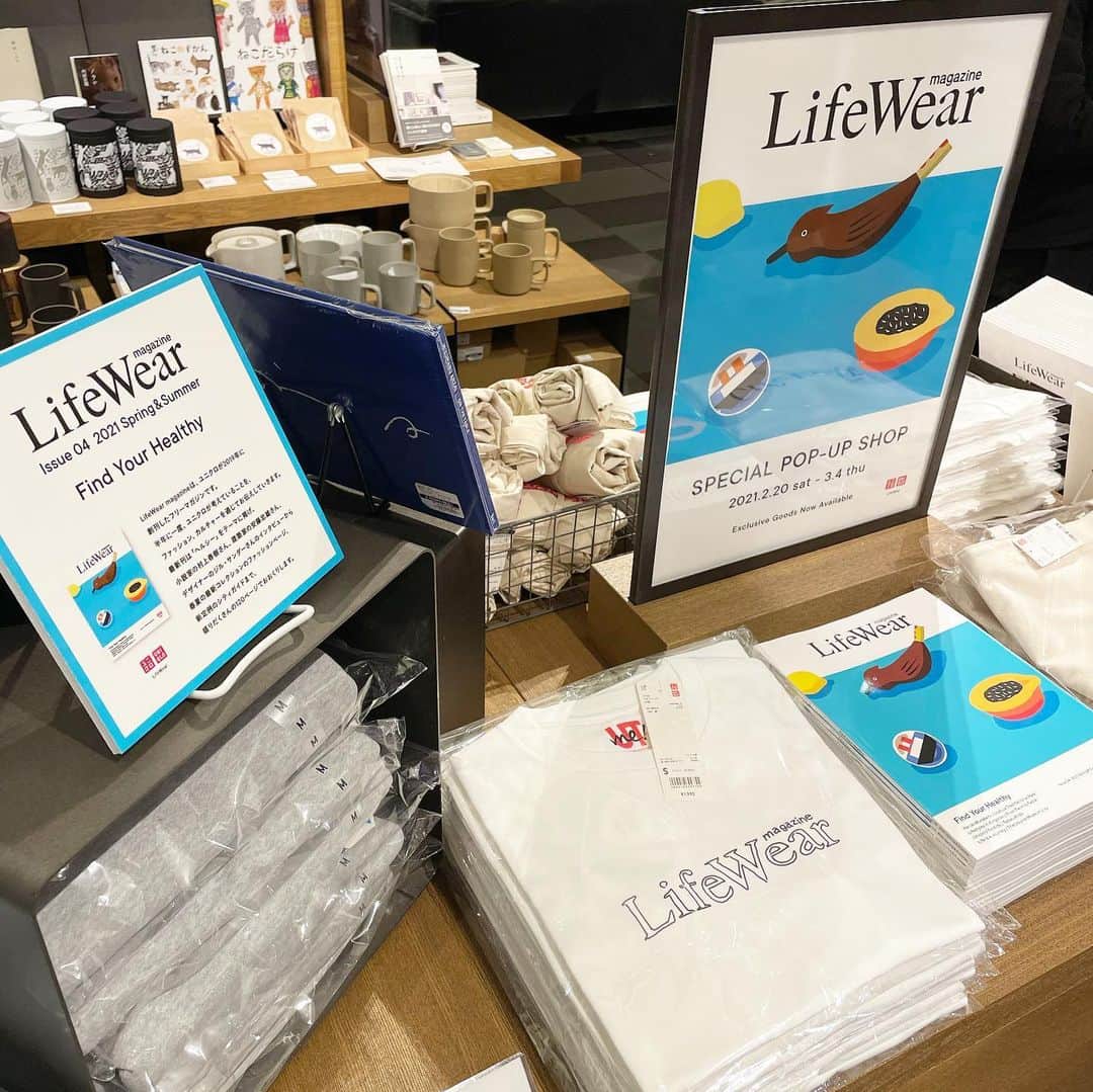 代官山 蔦屋書店　DAIKANYAMA T-SITEさんのインスタグラム写真 - (代官山 蔦屋書店　DAIKANYAMA T-SITEInstagram)「.﻿ 【フェア】LifeWear magazine﻿ SPECIAL POP-UP SHOP﻿ 2021年2月20日(土) - 3月4日(木)﻿ 2号館1階 建築デザインフロア﻿ ﻿ 「Find Your Healthy﻿」  LifeWearは、あらゆる人の生活を、より豊かにするための服。﻿ 美意識のある合理性を持ち、シンプルで上質、そして細部への工夫に満ちている。﻿ 生活ニーズから考え抜かれ、進化し続ける普段着です。﻿ それは実際にどのような服であって、どのような考えのもとで作られているのかを﻿ 伝えるために創刊されたのがLifeWear magazineです。﻿ ﻿ 表紙は2014年に惜しまれつつもこの世を去ったイラストレーター、安西水丸さんの作品から編集部が選定。今回インタビューにご出演いただいた村上春樹さんとも親交があり、同氏の著作『中国行きのスロウ・ボート』などの表紙イラストを手がけ、共著には絵本『ふわふわ』など。今回の村上さんのインタビューにも安西さんのエピソードが登場します。﻿ ﻿ 今回、代官山 蔦屋書店にて期間限定で一部のLifeWear magazineオリジナルグッズを販売します。本誌も無料配布されますので、ぜひ特設コーナーにお越しください。﻿ ﻿ #LifeWearmagazine #UNIQLO #ユニクロ #代官山蔦屋書店 #daikanyamatsite」2月20日 13時17分 - daikanyama.tsutaya