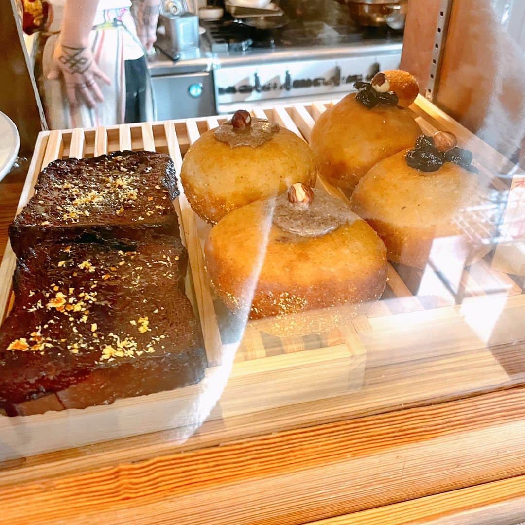 麻亜里さんのインスタグラム写真 - (麻亜里Instagram)「【激うまヴィーガンパンを紹介】  代官山にあるカフェ☕️ はてな代官山🏡 @hatenadaikanyama   ヴィーガンのパンがいただけます🙏🥯 テイクアウトもOK🥡✨  見た目も華やか、お味も華やか 本当にヴィーガンなの！？と驚くクオリティ。 感動しながら完食です🙏  これからパンが食べたくなったらこちらのお店に来たいと思います🌸☺️  #麻亜里のおやつ」2月20日 13時26分 - maari.0108