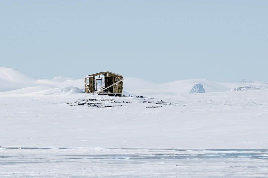 のインスタグラム：「北極圏にいつか建てたい自分の小屋 . . . 北極圏 Arctic 2019 . . . #photography #nature #naturephotography #earthfocus #wildernessculture #natgeo #nationalgeographic #natgeotravel #landscapephotography #discoverearth #landscape #mytravelgram #photooftheday #picoftheday #travelgram #beautiful #life #follow #igers #travel #撮影 #写真」