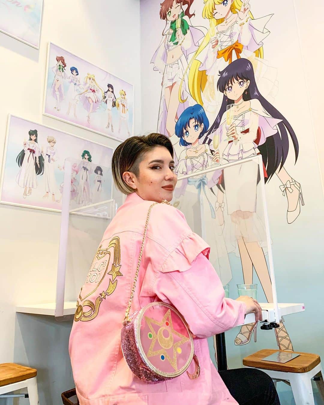サマンサ麻里子のインスタグラム：「My first Sailor Moon Cafe experience with my love @robin.rastenberger 🌙💕  We had cute desserts in our matching Sailor Moon jackets at the Sailor Moon Cafe -Eternal- in Solamachi 🥰 Can’t wait to see the movie, too 💫  この前初めてセーラームーンカフェに行ってきました🌙✨  美少年戦士セーラーロビンと😂💕 このお揃いのセーラームーンジャケットは、 @watarulindaigarashi からいただいたものです。宝物✨  劇場版美少女戦士セーラームーンEternalの公開記念カフェなので、デザートもすごく豪華だった🥰  あと数日で終わっちゃうみたいなので、間に合ってよかった！映画も楽しみ💫  #sailormooncafe #sailormooneternal #sailormooneternalcafe #solamachi #セーラームーンカフェ #セーラームーン #sailormoonjacket #セーラームーンジャケット」