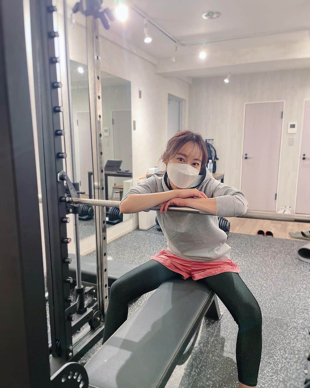 小祝麻里亜のインスタグラム：「🏋️‍♀️☀️🔥🧘‍♀️  マスク越しですが、やりきった顔してます☺️笑　全然運動してなかった私が動きまくったからでしょう🙆‍♀️🔥  2枚目動画👇 #スーパーサーキットトレーニング  これが1セット。何セットやったかな？🤔合間の休みはステップ台を上り降りする有酸素運動が休み！  休みじゃないですよ〜〜🥲🥲と言いましたが、お陰様で効率的にすごく効きます🏋️‍♀️✨  3枚目の動画👇 バランスをみたり、視覚を整えて前頭葉に働きかけたり🧠、ストレッチしたり。  こんな感じで　@trainer_daiki に鍛えてもらってます😊☀️☀️ みなさんも良い一日になりますように💪  ． ． ． ＿＿＿＿＿＿＿＿ #パーソナルトレーニング #パーソナルジム #ワークアウト #ストレッチ #ジム女子 #ワークアウト女子 #健康第一  #gymgirl #workout #workoutgirl #kf94マスク #kf94마스크　#kf94」