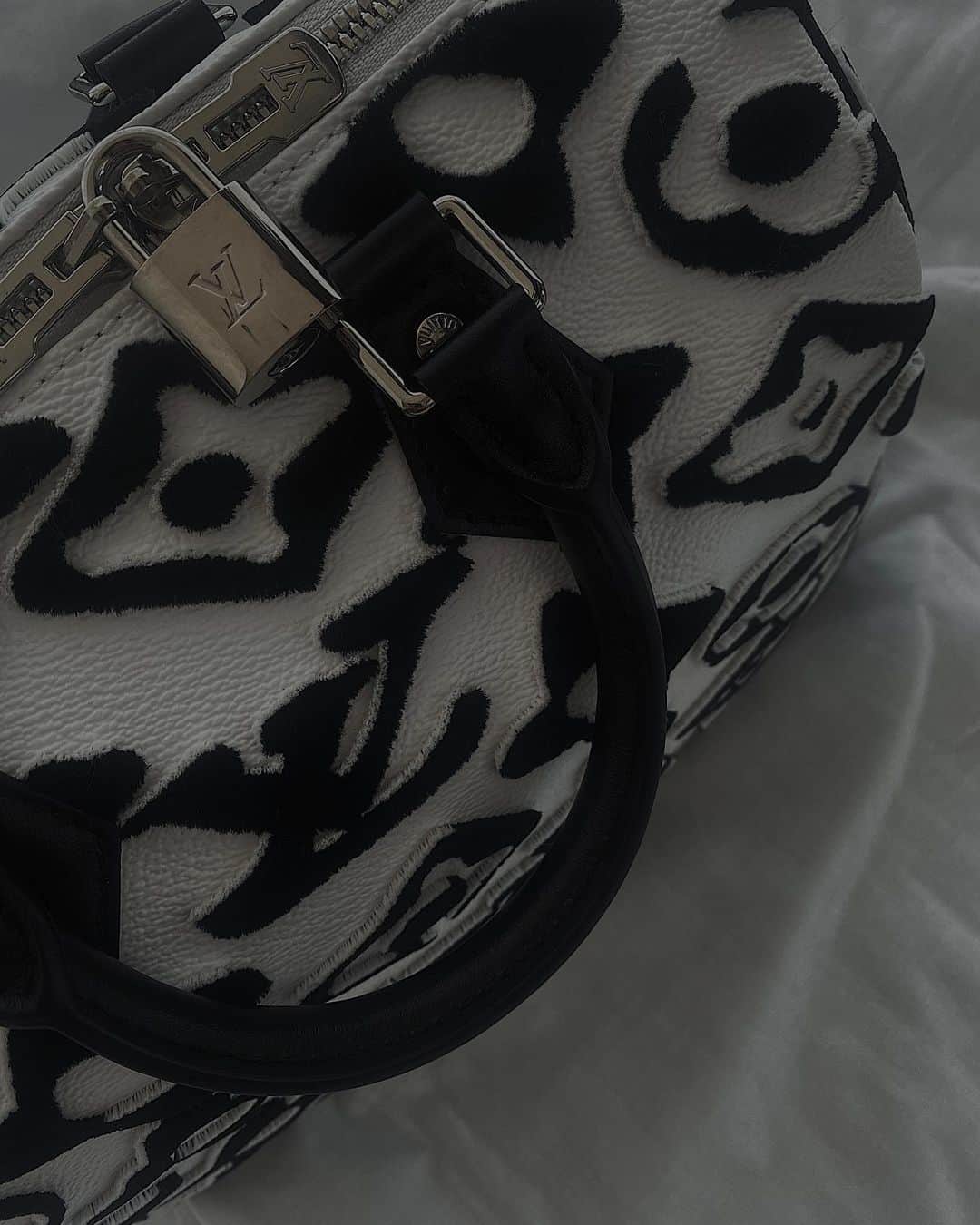 小原優花のインスタグラム：「🤍🖤🤍🖤🤍🖤  #louisvuitton」