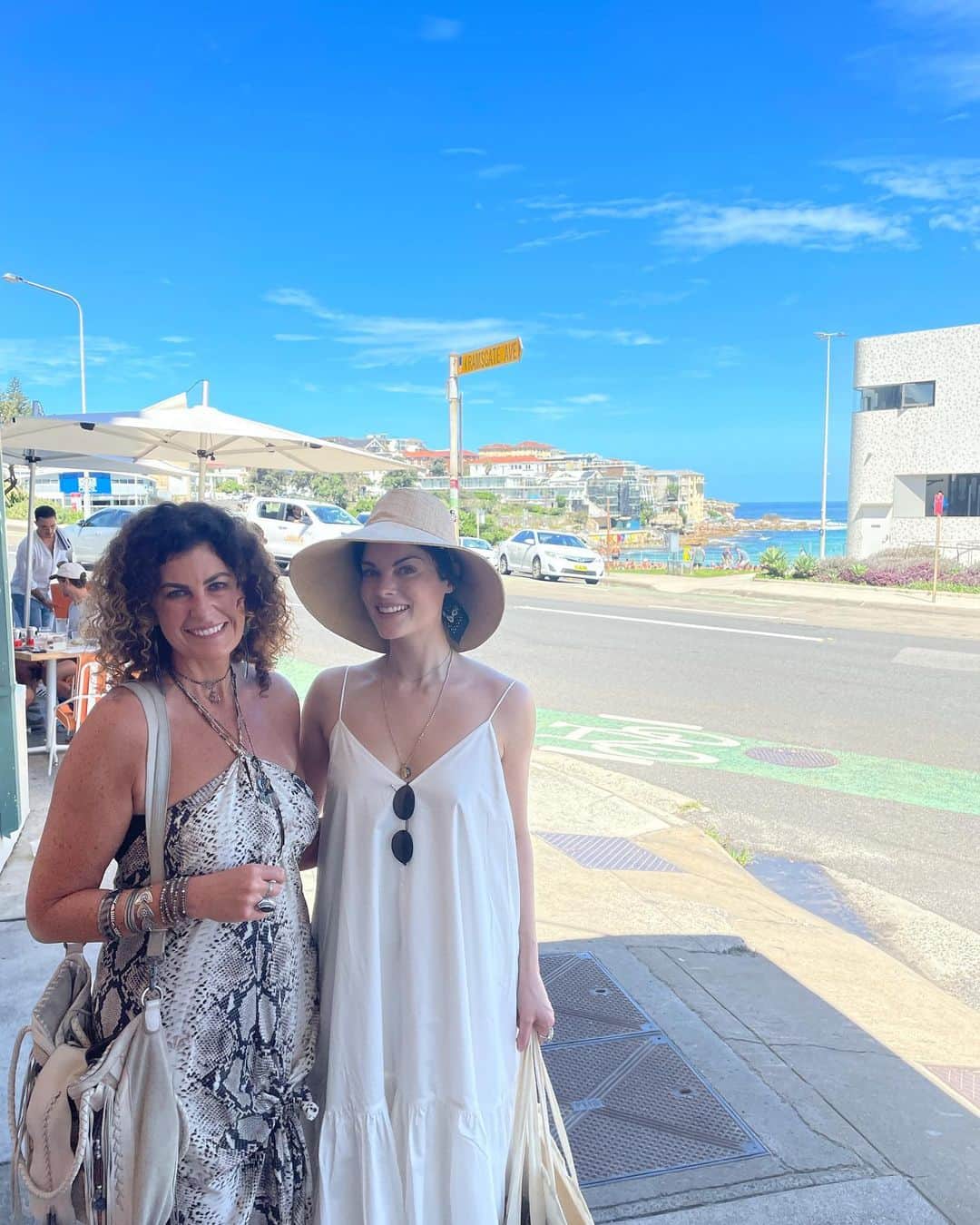 ジェイミー・アレクサンダーのインスタグラム：「So lovely meeting @alana_fairchild today. Such an incredible woman. I have been connected to her beautiful cards and healing energies for so many years now. Life is so full of wonderful synchronicities ✨💕🙏🏻 #sacredrebelsoracle #alanafairchild #kuanyin #grateful 🔮 #sydney」