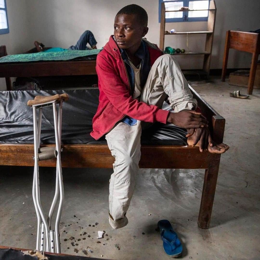 unicefさんのインスタグラム写真 - (unicefInstagram)「“I watched them kill my family and then they attacked me with a machete.”  ⠀ Sami, 14, lost his leg in an attack in which his parents and siblings were killed in DR Congo. As children face the consequences of barbaric violence, UNICEF is calling for an end to the conflict. ⠀ ⠀ Through COVID-19, @unicefrdcongo and partners are supporting children like Sami with shelter and psychosocial support.⠀ ⠀ © UNICEF/UN0377454/LeMoyne」2月20日 14時05分 - unicef