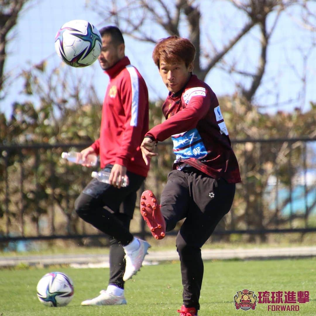 FC琉球さんのインスタグラム写真 - (FC琉球Instagram)「⚽️2/20TR⚽️ 冷え込んだ今週でしたが本日は汗ばむ陽気となりました。  　【開幕戦まであと8️⃣日❗️】  #FC琉球#FCRYUKYU#沖縄#okinawa #琉球#jleague #Jリーグ#J2#サッカー#football#soccer #dazn #首里城 #shurijo#琉球進撃#forward#sfida #homegame#ticket#琉チケ#夢パス#ジンベーニョ#OneOKINAWa」2月20日 14時08分 - fcryukyu