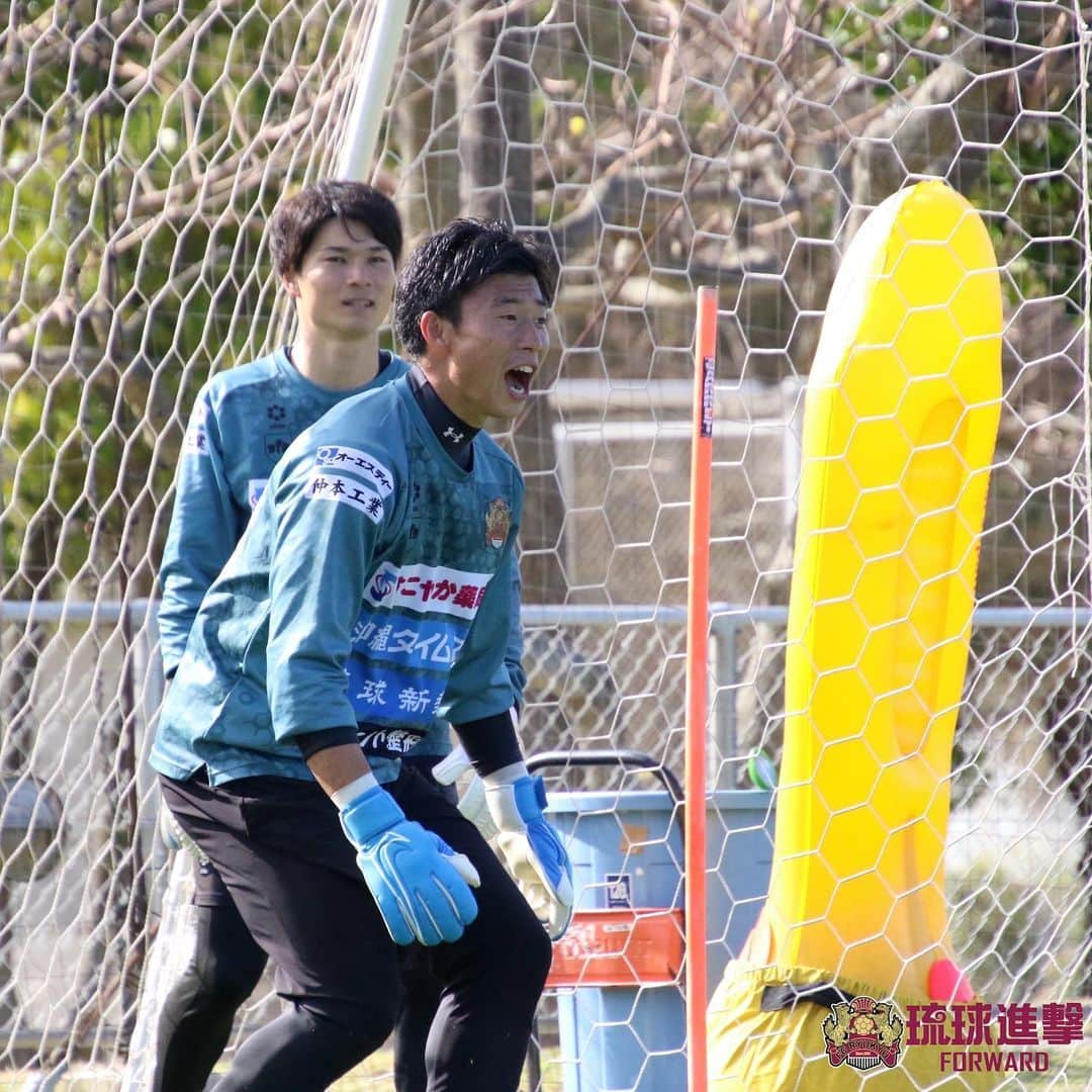 FC琉球さんのインスタグラム写真 - (FC琉球Instagram)「⚽️2/20TR⚽️ 冷え込んだ今週でしたが本日は汗ばむ陽気となりました。  　【開幕戦まであと8️⃣日❗️】  #FC琉球#FCRYUKYU#沖縄#okinawa #琉球#jleague #Jリーグ#J2#サッカー#football#soccer #dazn #首里城 #shurijo#琉球進撃#forward#sfida #homegame#ticket#琉チケ#夢パス#ジンベーニョ#OneOKINAWa」2月20日 14時08分 - fcryukyu