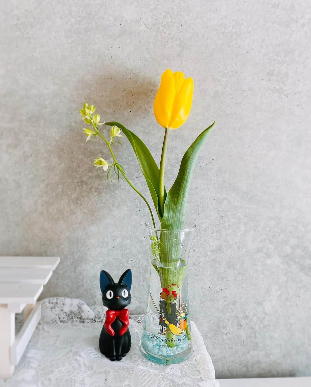 太田唯さんのインスタグラム写真 - (太田唯Instagram)「🌷✨  .   #どんぐりcloset で最近買った キキのフラワーベースを使いたくて さっき近所のお花屋さんを覗いてみました💐 @closet_by_donguri  そしたらチューリップがでてて！ 春ですねぇ〜  すごく好きな花のひとつです。 またこの黄色、なんて可愛いんでしょうか🙈🌷  . もうすぐ猫の日なので、ジジを添えて。 嬉しいな〜可愛いな〜 完璧です！  . #flowerstagram #ghibli  #花のある暮らし #花瓶 #ジブリ  #どんぐり共和国 #魔女の宅急便 #ジジ  #猫の日 #ジブリグッズ」2月20日 14時14分 - yuiohta.official