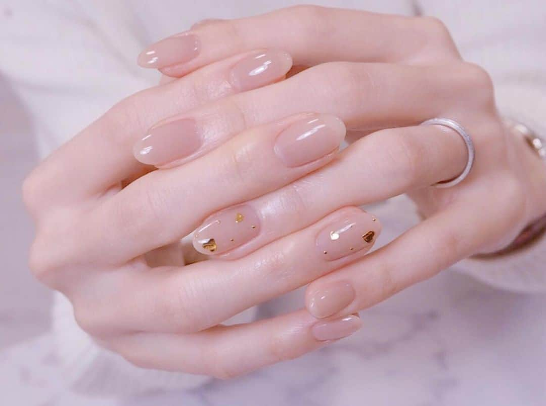 松雪彩花のインスタグラム：「もうすぐサロンに行くけれど… 今のネイルはヌーディーカラー💅 手をとってもキレイに見せてくれるのですき🥰 大好きなマオジェルです💓 #マオジェル #マオネイル #ネイルデザイン #ヌーディーネイル #newnails」